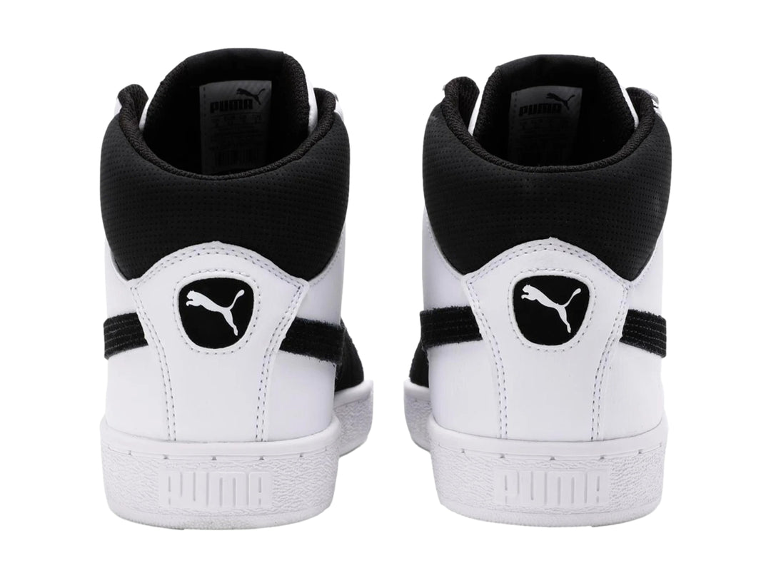 Tenis Puma de corte medio color blanco con franja lateral y cuello en color negro.