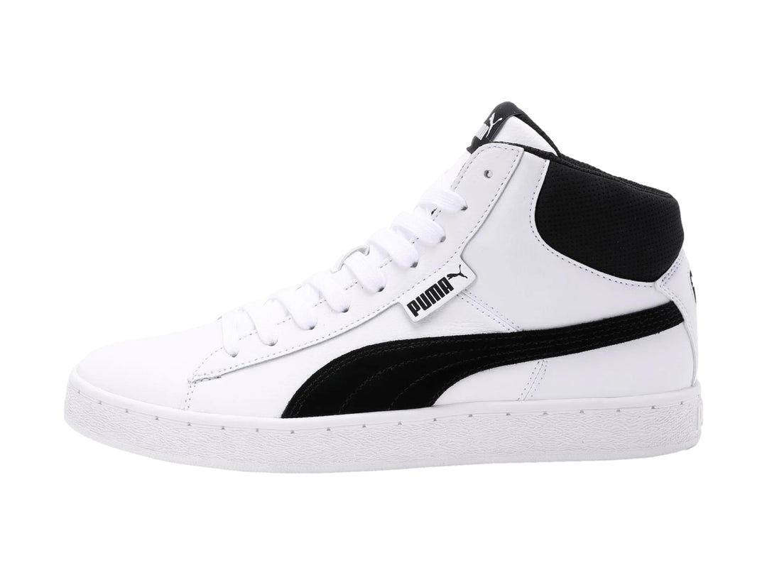 Tenis Puma de corte medio color blanco con franja lateral y cuello en color negro.