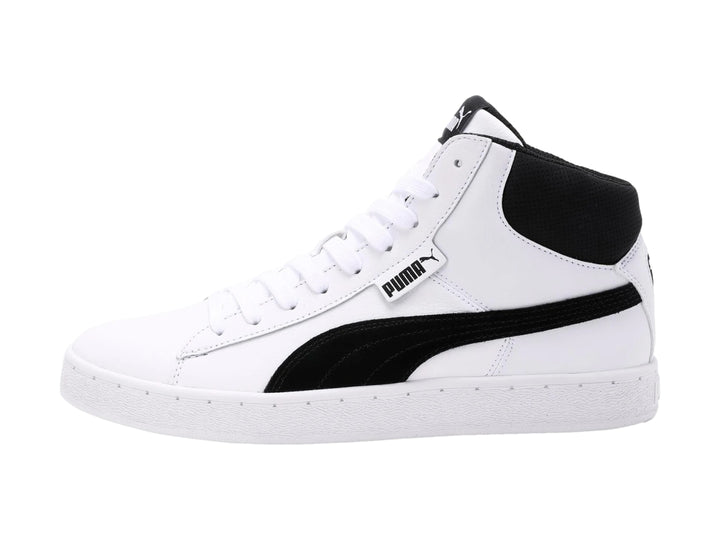 Tenis Puma de corte medio color blanco con franja lateral y cuello en color negro.