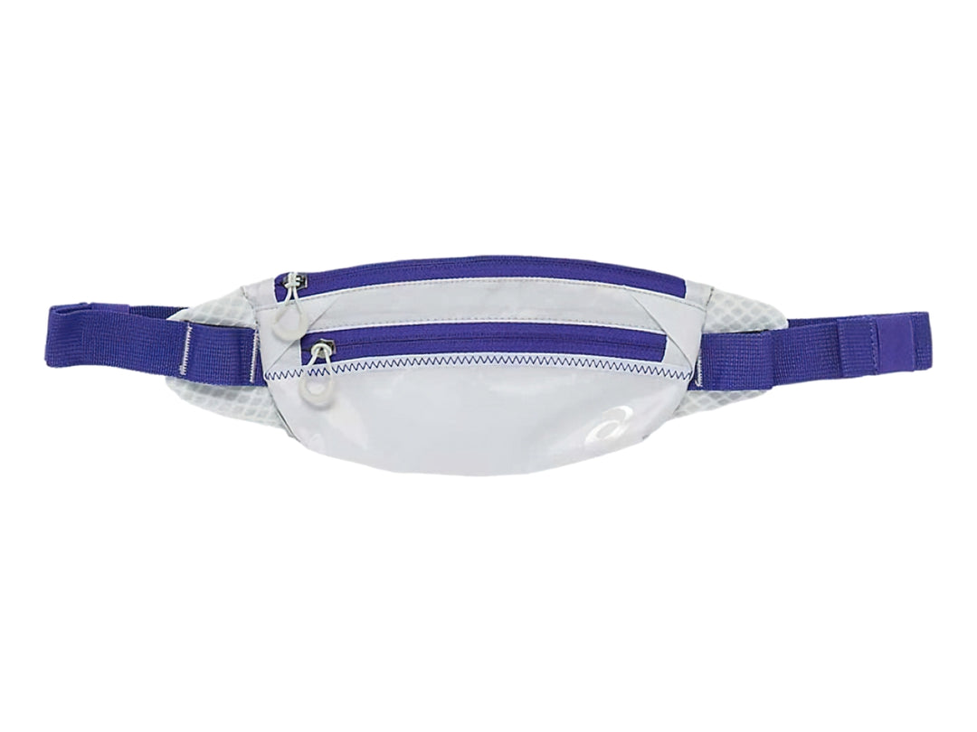 Riñonera deportiva ASICS en color gris glaciar y morado eggplant con correa ajustable y cierre frontal.
