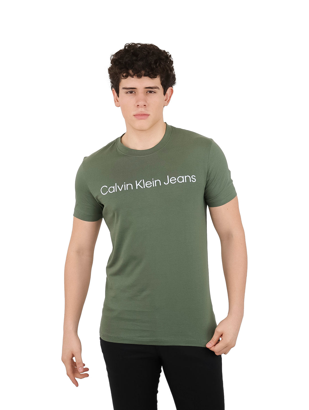 Hombre vistiendo camiseta Calvin Klein Jeans de color verde con logotipo blanco en el pecho y corte slim.