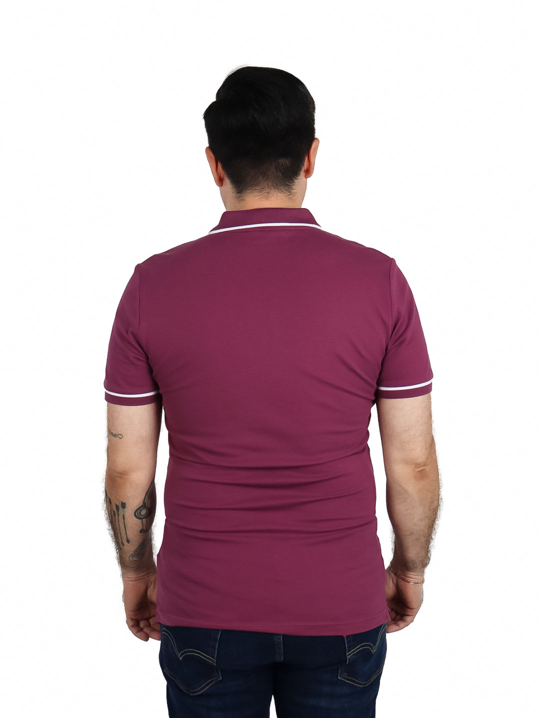 Hombre vistiendo una playera polo color morado de Calvin Klein con detalles blancos en cuello y mangas.