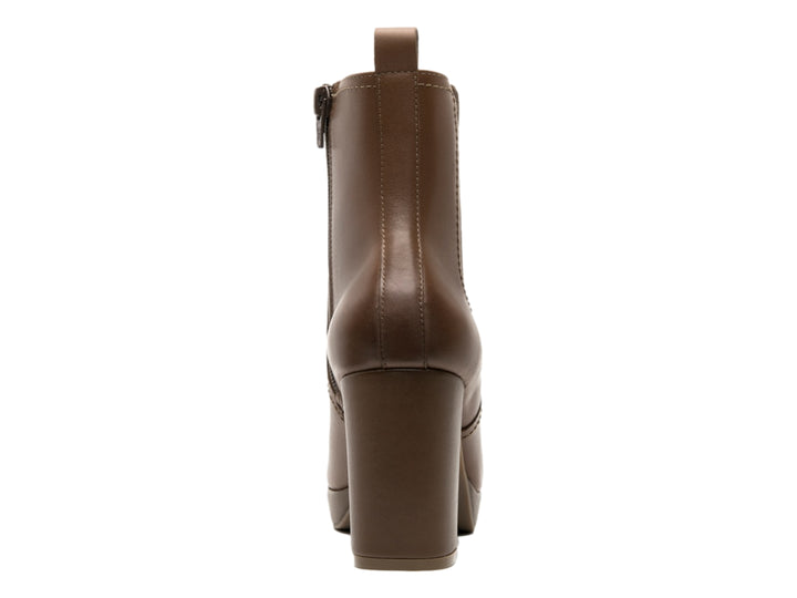 Botín Flexi para mujer en color marrón oscuro con tacón grueso, plataforma y panel elástico lateral.