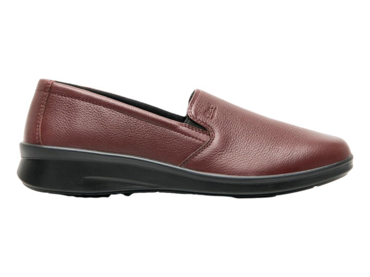 Zapato plano color vino de cuero con suela negra, estilo slip-on.