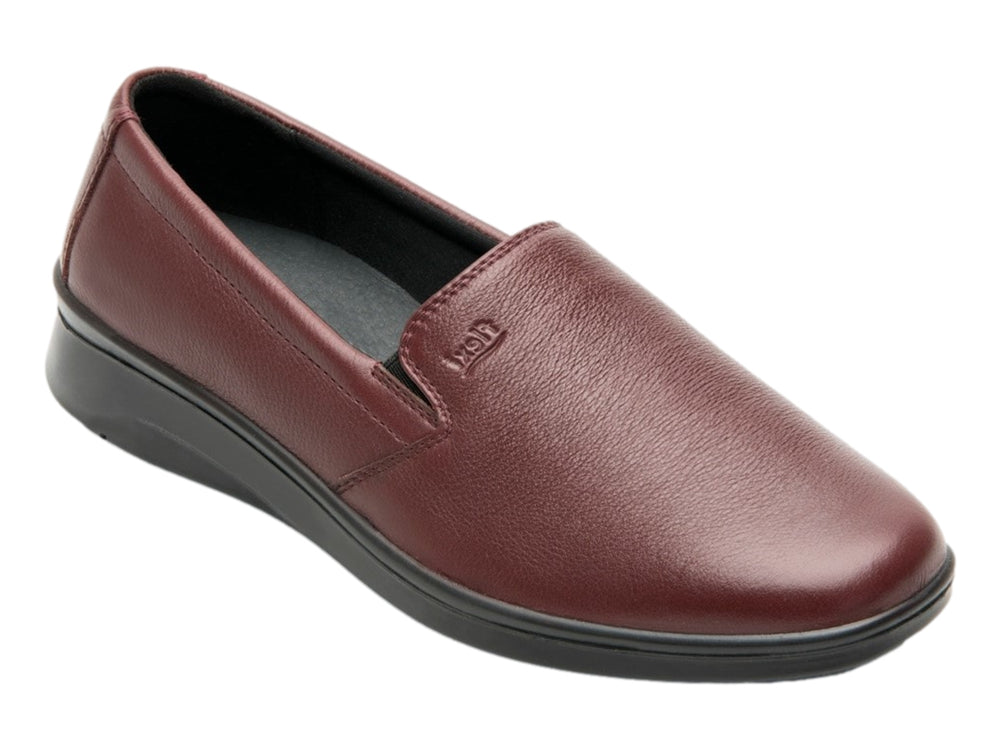 Zapato plano color vino de cuero con suela negra, estilo slip-on.