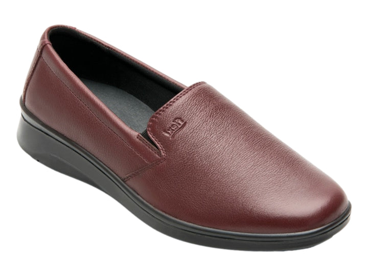 Zapato plano color vino de cuero con suela negra, estilo slip-on.