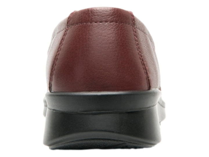 Zapato plano color vino de cuero con suela negra, estilo slip-on.