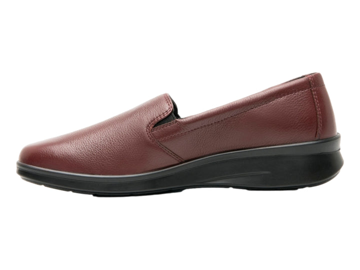 Zapato plano color vino de cuero con suela negra, estilo slip-on.