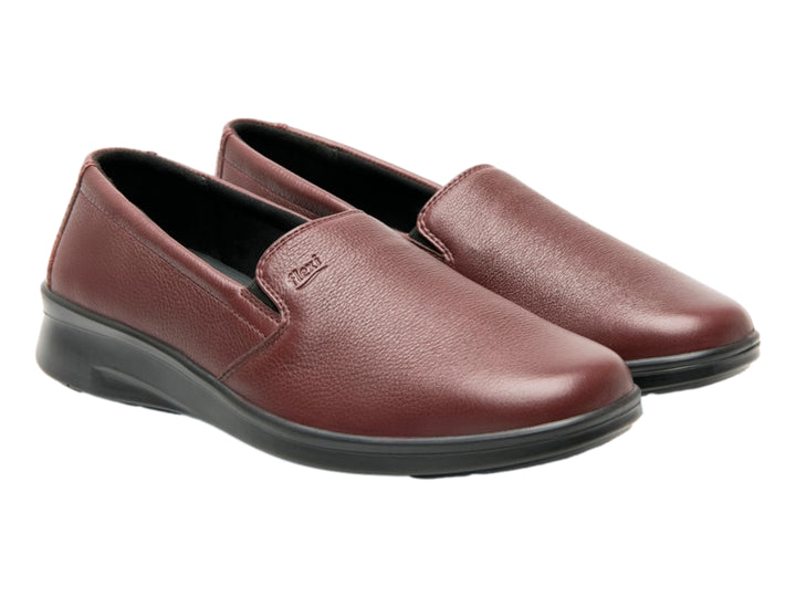 Zapato plano color vino de cuero con suela negra, estilo slip-on.