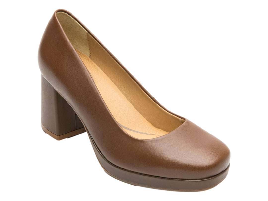 Zapato de tacón grueso y plataforma en color marrón whisky fabricado en cuero liso.