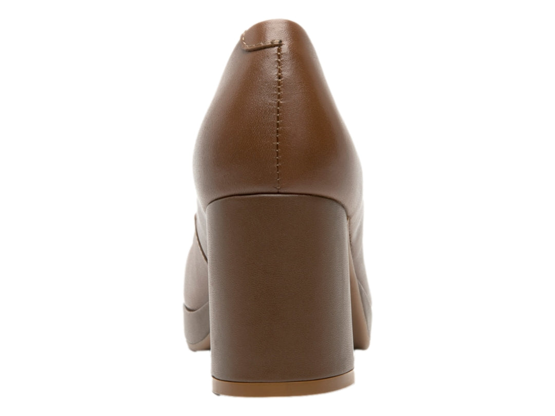 Zapato de tacón grueso y plataforma en color marrón whisky fabricado en cuero liso.