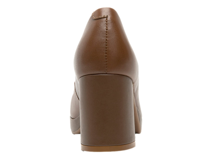 Zapato de tacón grueso y plataforma en color marrón whisky fabricado en cuero liso.