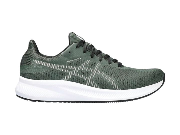 Tenis deportivos ASICS Patriot 13 en color verde bosque con suela blanca.