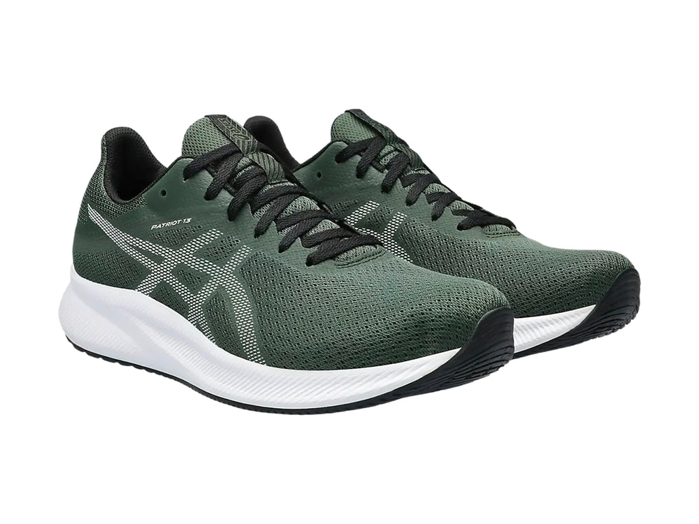 Tenis deportivos ASICS Patriot 13 en color verde bosque con suela blanca.