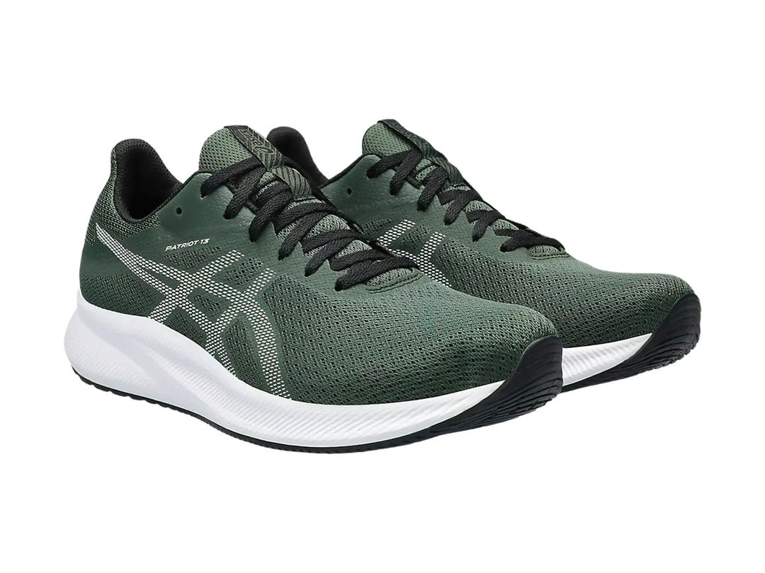 Tenis deportivos ASICS Patriot 13 en color verde bosque con suela blanca.