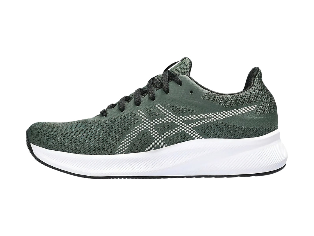 Tenis deportivos ASICS Patriot 13 en color verde bosque con suela blanca.