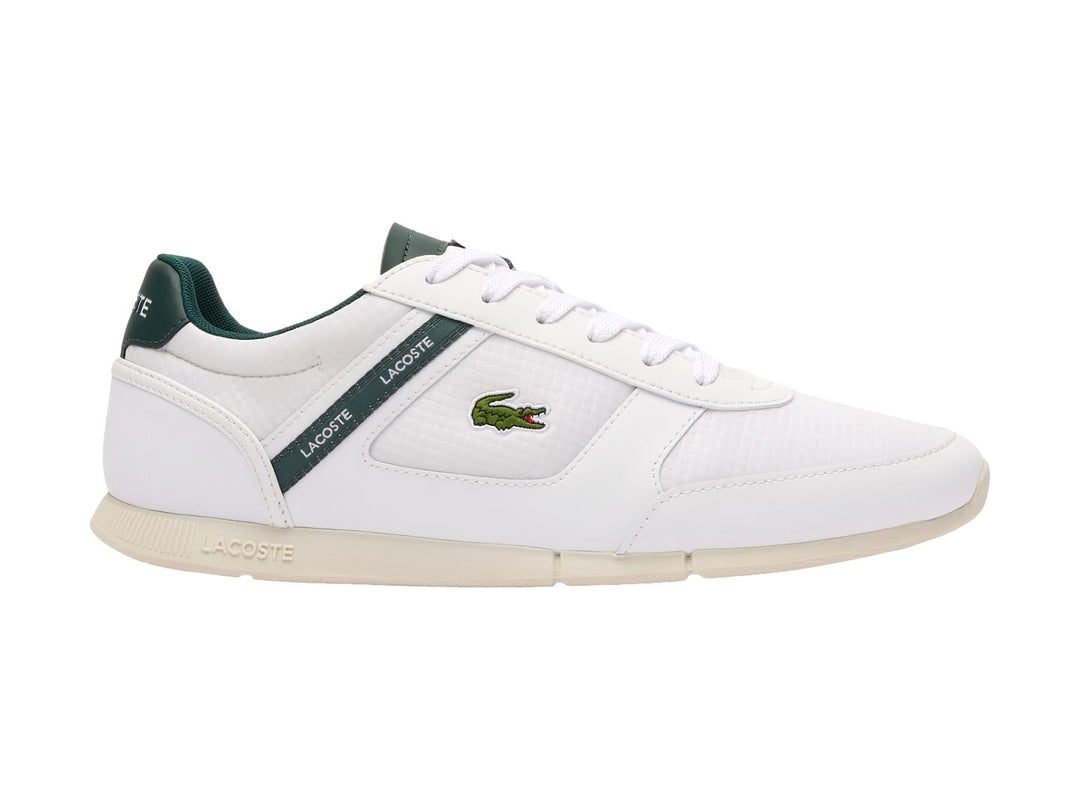 Tenis deportivos Lacoste color blanco con detalles en verde oscuro y suela blanca.