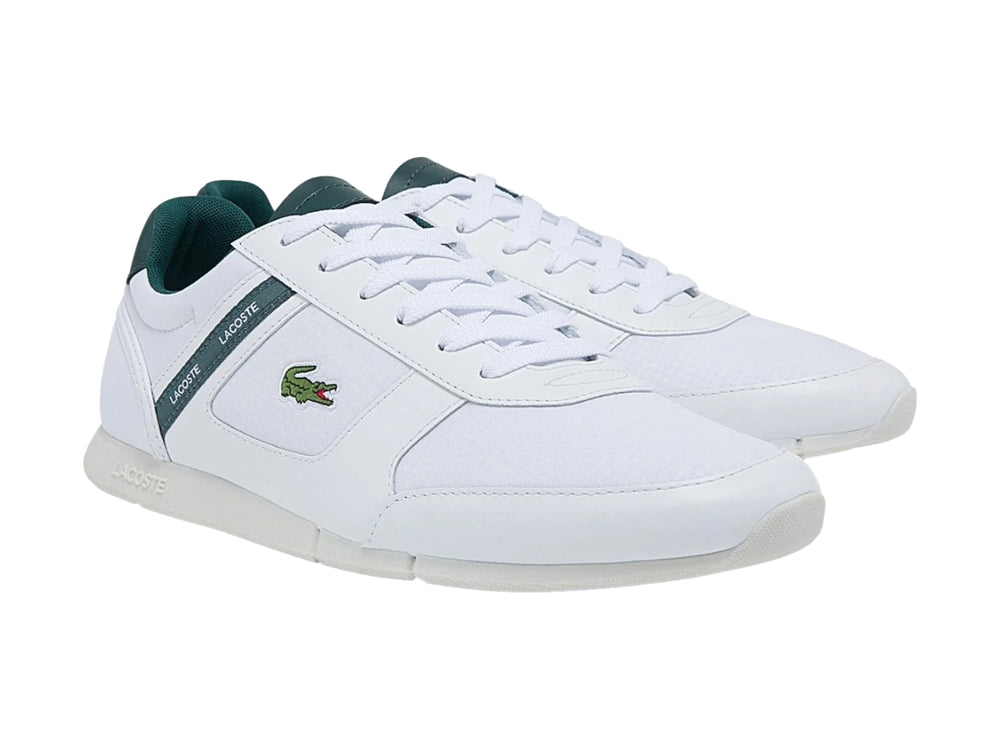 Tenis deportivos Lacoste color blanco con detalles en verde oscuro y suela blanca.