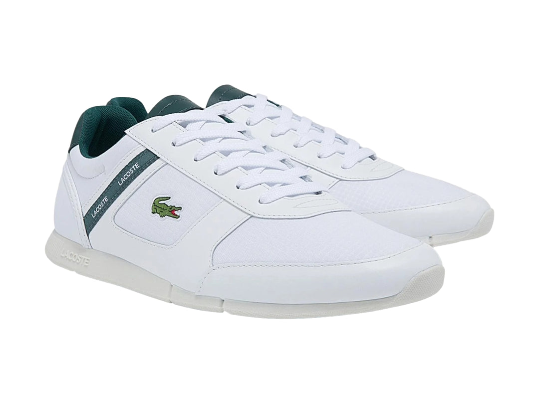 Tenis deportivos Lacoste color blanco con detalles en verde oscuro y suela blanca.
