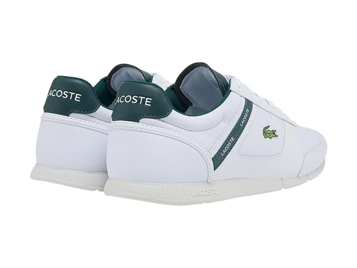 Tenis deportivos Lacoste color blanco con detalles en verde oscuro y suela blanca.