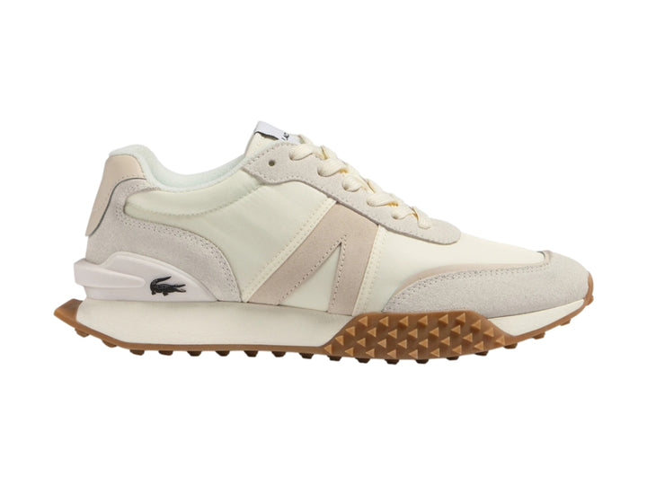 Tenis Lacoste en color blanco roto y beige con suela marrón dentada.