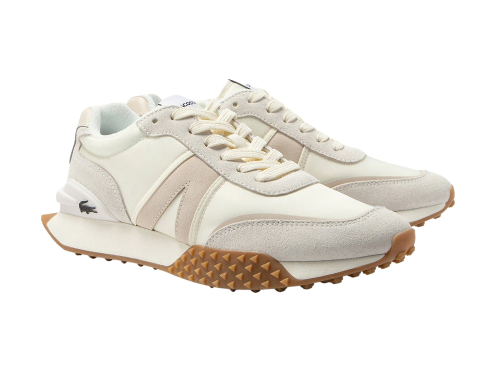 Tenis Lacoste en color blanco roto y beige con suela marrón dentada.