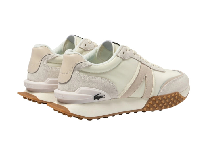 Tenis Lacoste en color blanco roto y beige con suela marrón dentada.