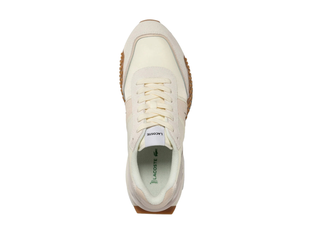 Tenis Lacoste en color blanco roto y beige con suela marrón dentada.