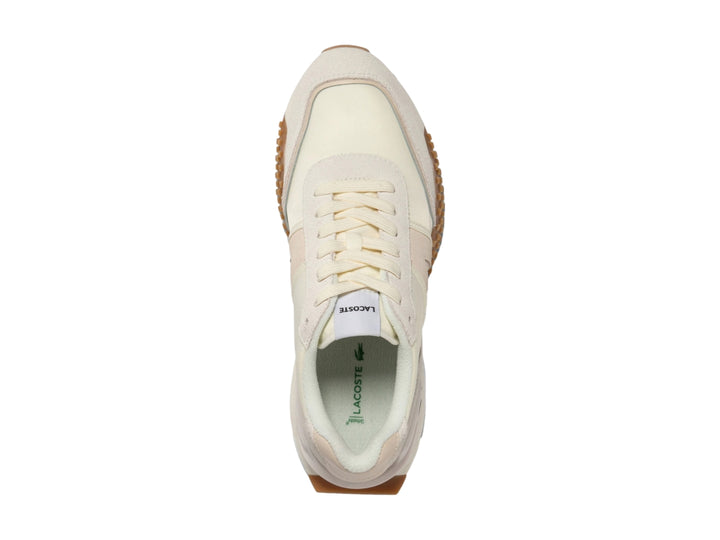 Tenis Lacoste en color blanco roto y beige con suela marrón dentada.