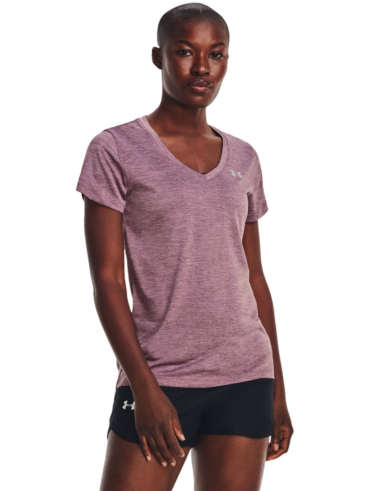 Camiseta deportiva Under Armour color morado jaspeado con cuello en V y manga corta.