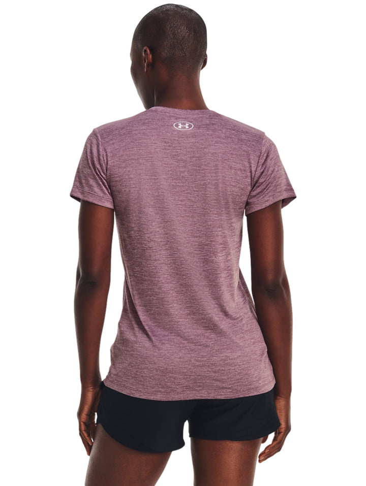 Camiseta deportiva Under Armour color morado jaspeado con cuello en V y manga corta.