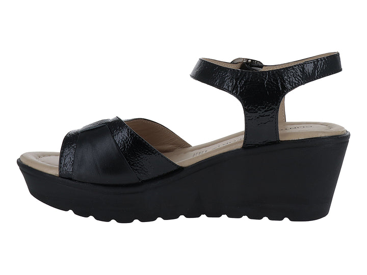 Sandalia de plataforma negra en charol arrugado con correa ajustable y hebilla plateada.
