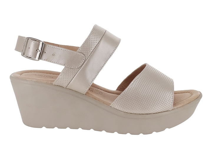 Sandalia de plataforma color beige con correa ajustable y detalle texturizado en la parte frontal.
