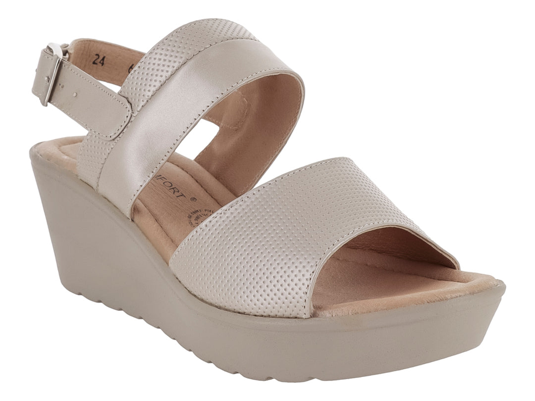 Sandalia de plataforma color beige con correa ajustable y detalle texturizado en la parte frontal.