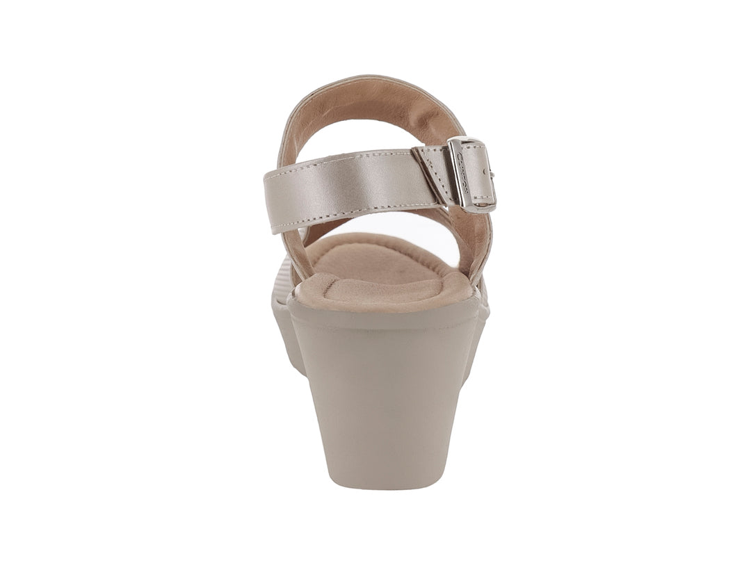 Sandalia de plataforma color beige con correa ajustable y detalle texturizado en la parte frontal.
