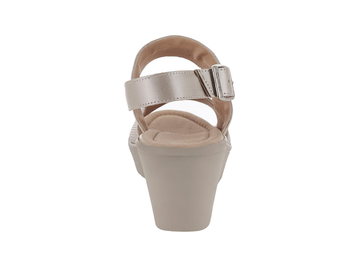 Sandalia de plataforma color beige con correa ajustable y detalle texturizado en la parte frontal.