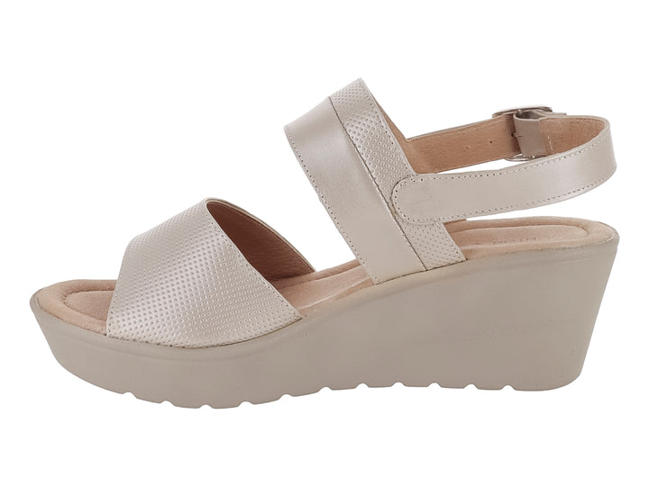 Sandalia de plataforma color beige con correa ajustable y detalle texturizado en la parte frontal.