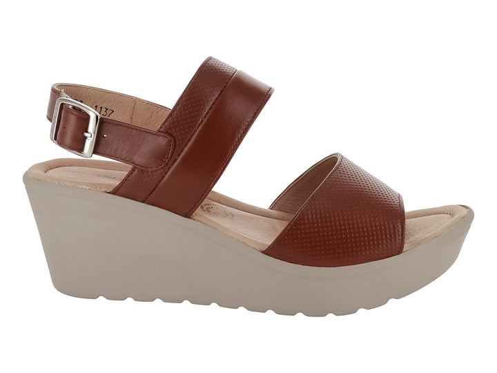 Sandalia de cuña color madera con correas texturizadas y suela beige.
