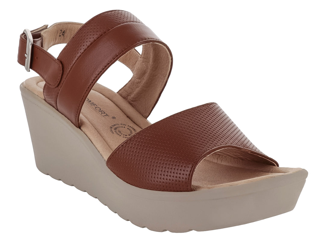 Sandalia de cuña color madera con correas texturizadas y suela beige.