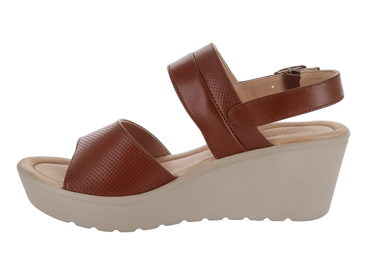 Sandalia de cuña color madera con correas texturizadas y suela beige.