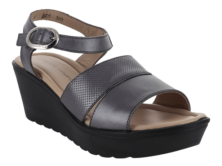 Sandalia de cuña color plata con plataforma negra y correa ajustable con hebilla para mujer.
