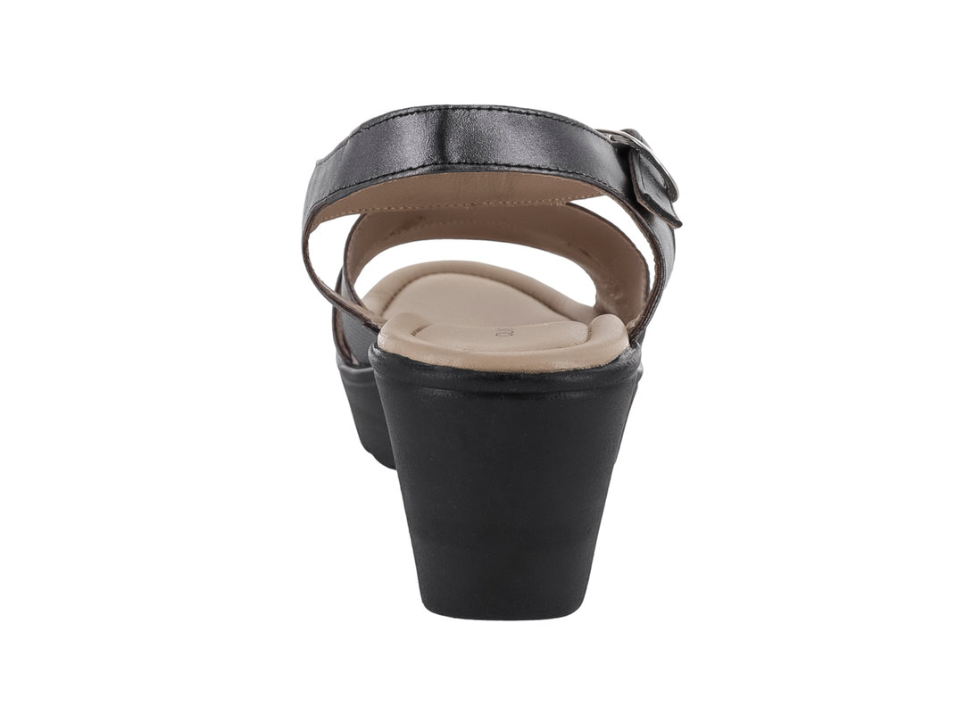 Sandalia de cuña color plata con plataforma negra y correa ajustable con hebilla para mujer.