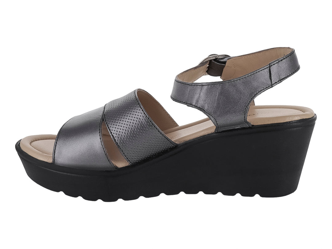 Sandalia de cuña color plata con plataforma negra y correa ajustable con hebilla para mujer.