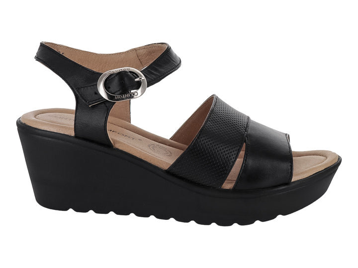 Sandalia de plataforma color negro para mujer con correa al tobillo y hebilla metálica.