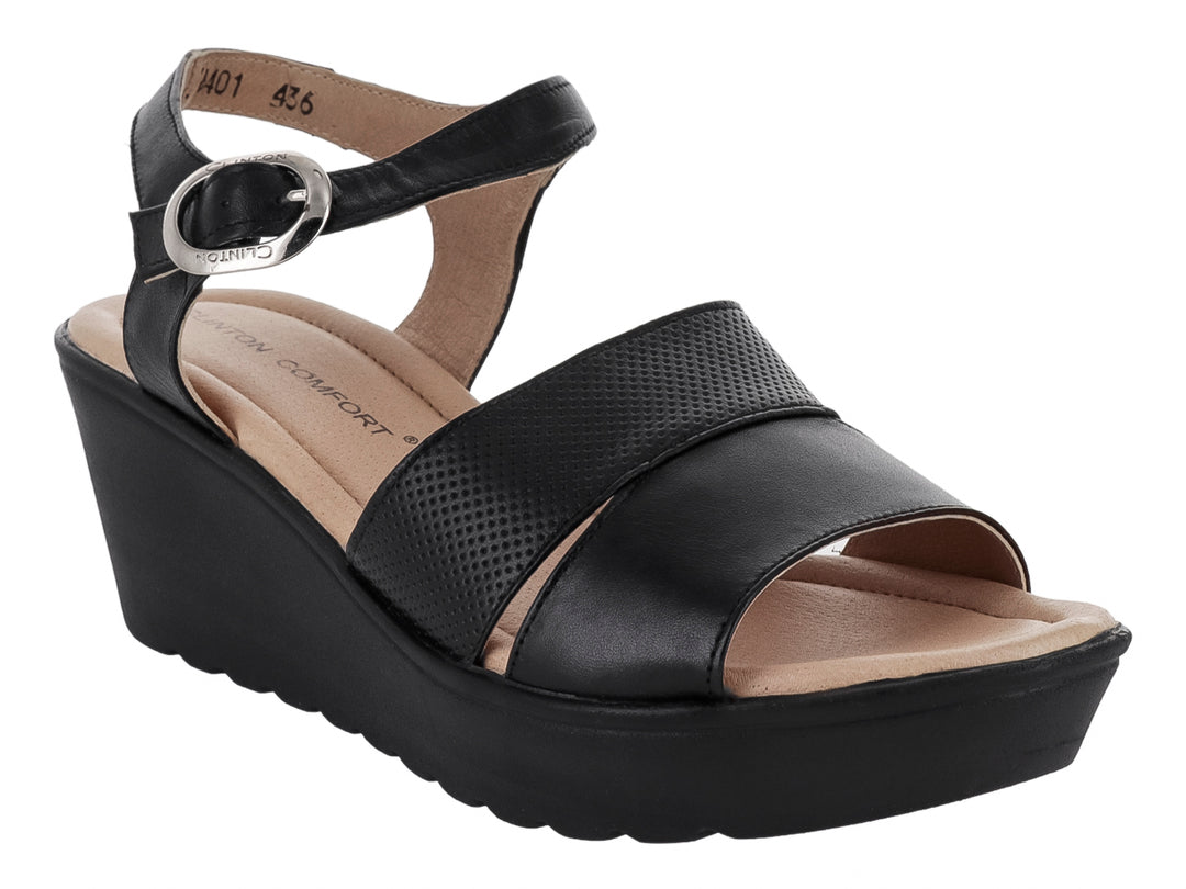 Sandalia de plataforma color negro para mujer con correa al tobillo y hebilla metálica.