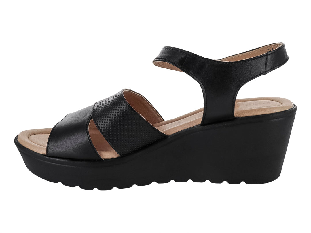 Sandalia de plataforma color negro para mujer con correa al tobillo y hebilla metálica.