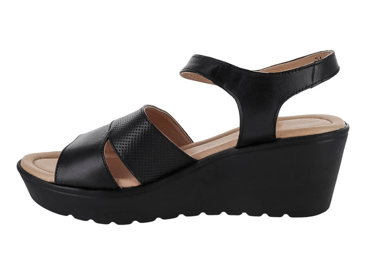 Sandalia de plataforma color negro para mujer con correa al tobillo y hebilla metálica.