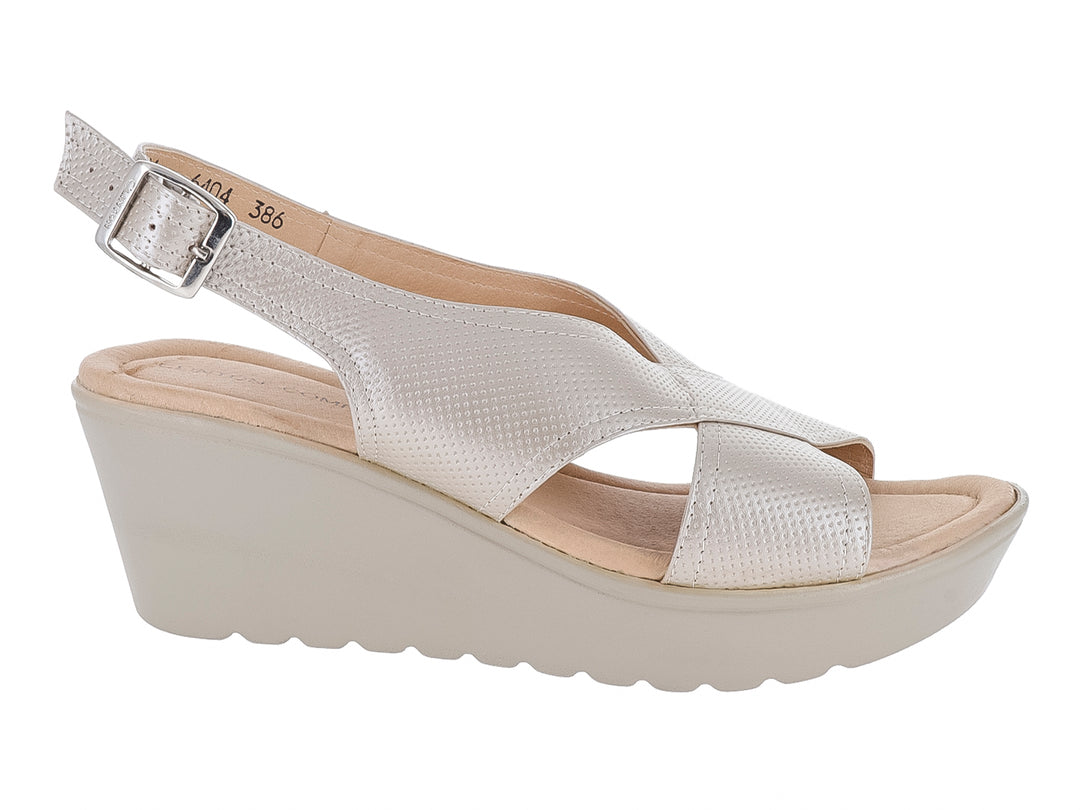 Sandalia de plataforma color plata con textura de puntos y correa ajustable.