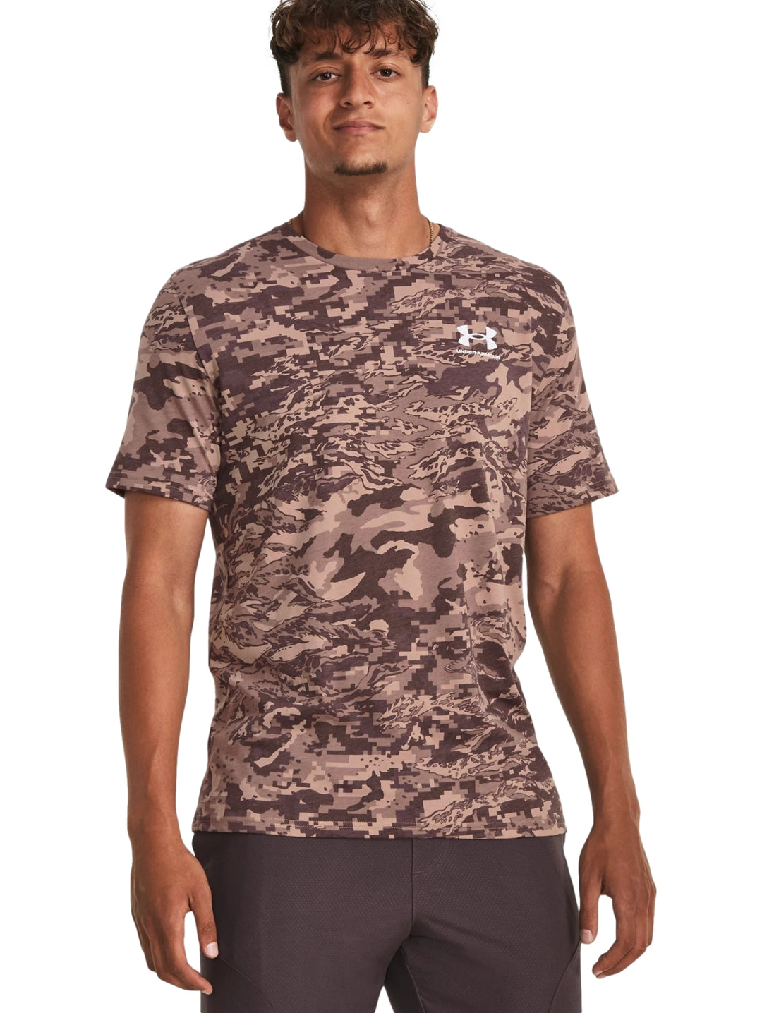 Camiseta deportiva Under Armour de manga corta con estampado de camuflaje en tonos marrón Sahara.