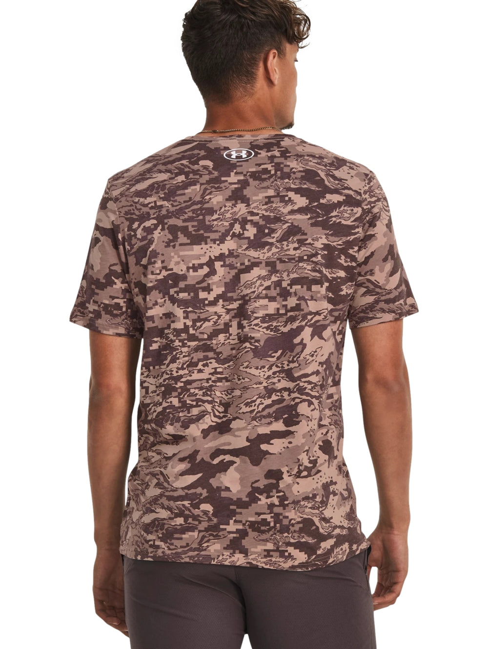 Camiseta deportiva Under Armour de manga corta con estampado de camuflaje en tonos marrón Sahara.